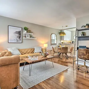 Stylish And Modern Gem With Private Yard! Holiday home Burbank